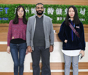 沙特客户来中国采购青青草网址最新商用健身器械